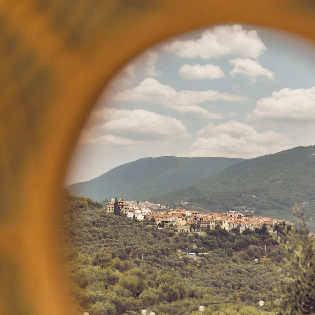 foto da specchio del borgo nei dintorni