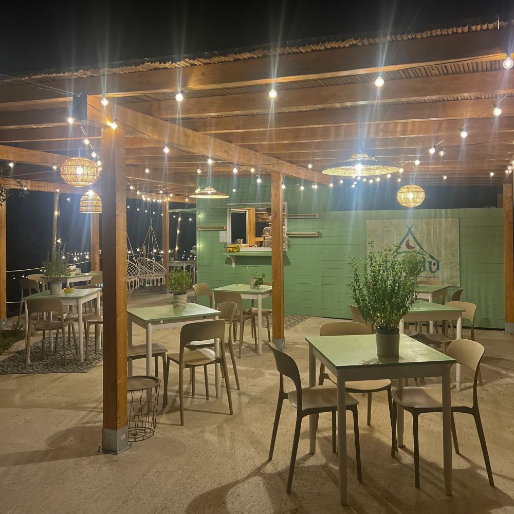 tavoli e sedie del chiosco