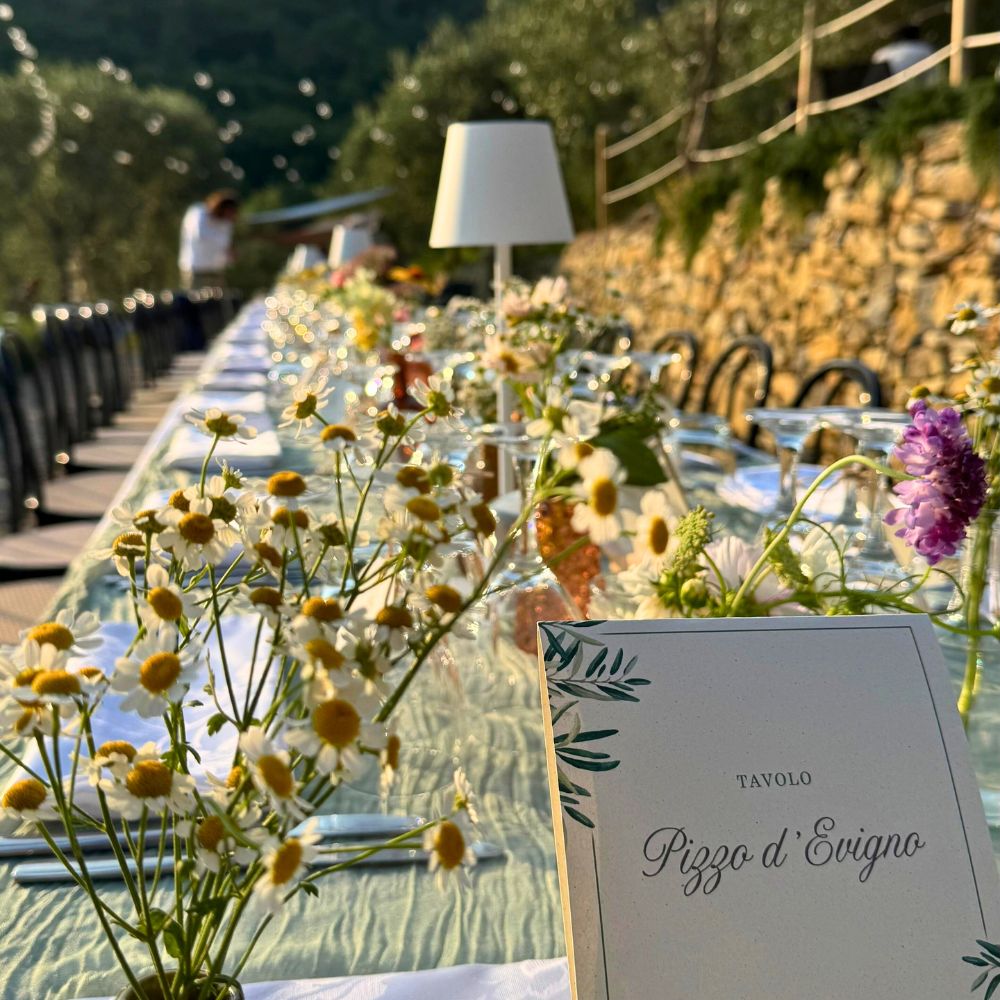 tavolo da matrimonio con fiori e luci