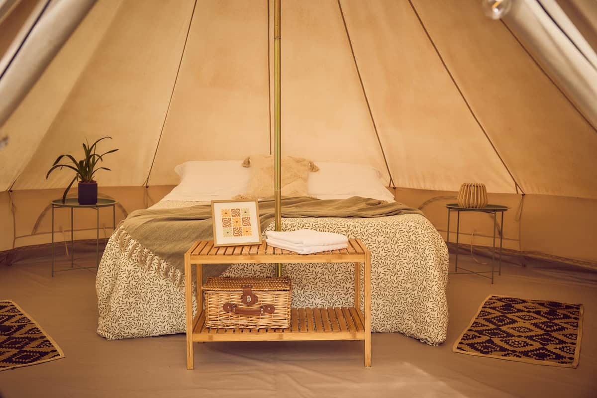 visuale interna tenda con letto e comodini