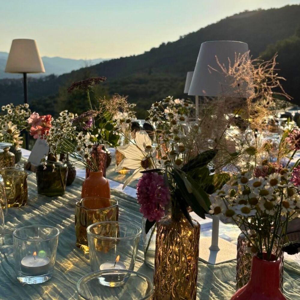 tavolo con bottiglie e candele per evento