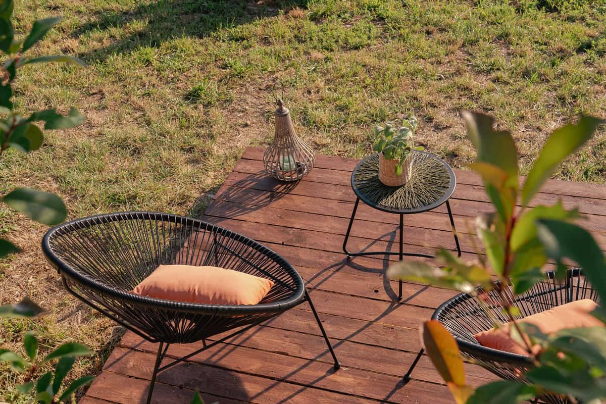 esterno soleggiato con tavolo e sedie