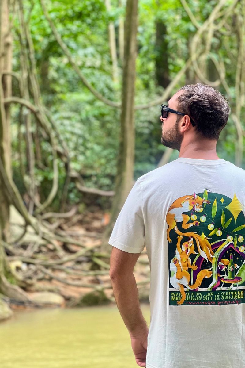 ragazzo maglia con logo e sfondo natura